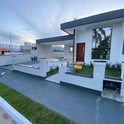 Casa com 128m², 3 quartos (sendo 1 suíte), 2 garagens, no bairro Sertão do Maruim em São José