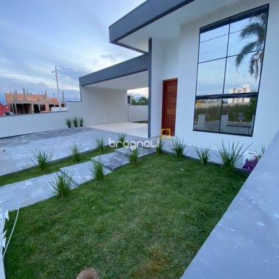 Casa com 128m², 3 quartos (sendo 1 suíte), 2 garagens, no bairro Sertão do Maruim em São José