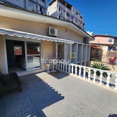 Casa com 120m², 3 quartos (sendo 1 suíte), 1 garagem, no bairro Centro em Florianópolis