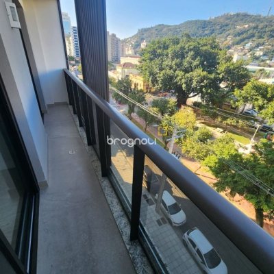 Apartamento com 69m², 2 quartos (sendo 2 suítes), 1 garagem, no bairro Centro em Florianópolis