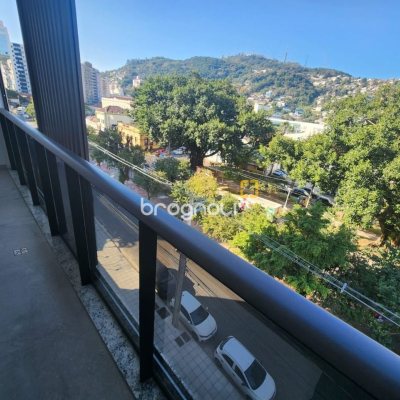 Apartamento com 69m², 2 quartos (sendo 2 suítes), 1 garagem, no bairro Centro em Florianópolis