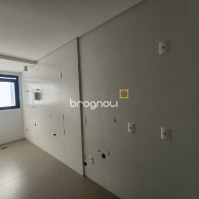 Apartamento com 69m², 2 quartos (sendo 2 suítes), 1 garagem, no bairro Centro em Florianópolis