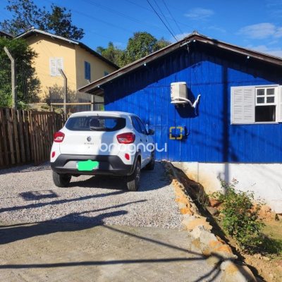 Casa com 90m², 2 quartos, 2 garagens, no bairro São Luiz em São José