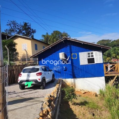 Casa com 90m², 2 quartos, 2 garagens, no bairro São Luiz em São José