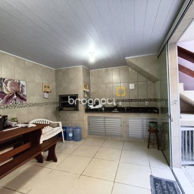 Casa com 119m², 4 quartos (sendo 2 suítes), 2 garagens, no bairro Saco dos Limões em Florianópolis