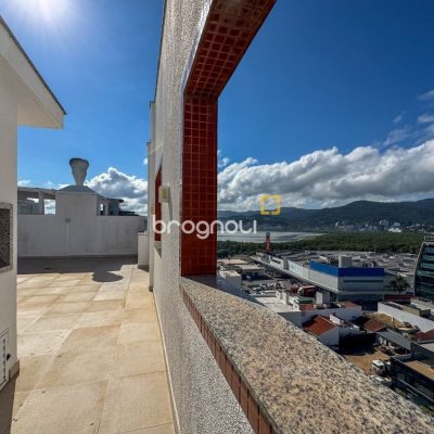 Cobertura com 156m², 3 quartos (sendo 1 suíte), 2 garagens, no bairro Agronômica em Florianópolis