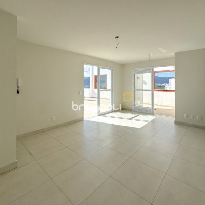 Cobertura com 156m², 3 quartos (sendo 1 suíte), 2 garagens, no bairro Agronômica em Florianópolis