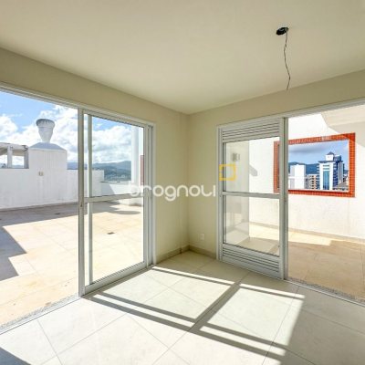 Cobertura com 156m², 3 quartos (sendo 1 suíte), 2 garagens, no bairro Agronômica em Florianópolis