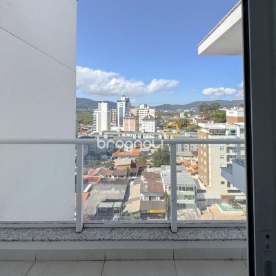 Cobertura com 156m², 3 quartos (sendo 1 suíte), 2 garagens, no bairro Agronômica em Florianópolis