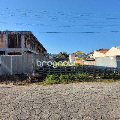 Terreno com 869m², no bairro Fazenda Santo Antônio em São José