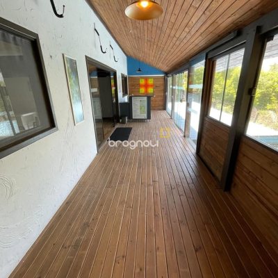 Hotel com 228m², 11 quartos, no bairro Barra da Lagoa em Florianópolis