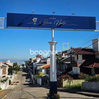Casa com 233m², 4 quartos (sendo 1 suíte), 2 garagens, no bairro João Paulo em Florianópolis