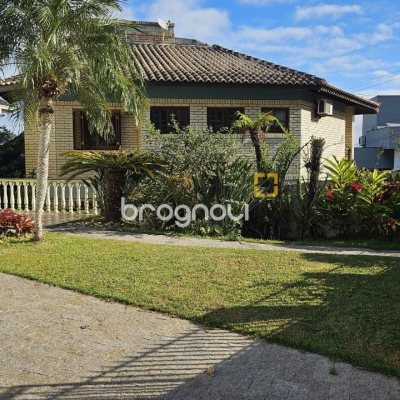 Casa com 233m², 4 quartos (sendo 1 suíte), 2 garagens, no bairro João Paulo em Florianópolis