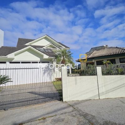 Casa com 233m², 4 quartos (sendo 1 suíte), 2 garagens, no bairro João Paulo em Florianópolis