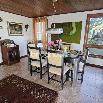 Casa com 233m², 4 quartos (sendo 1 suíte), 2 garagens, no bairro João Paulo em Florianópolis