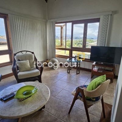 Casa com 233m², 4 quartos (sendo 1 suíte), 2 garagens, no bairro João Paulo em Florianópolis