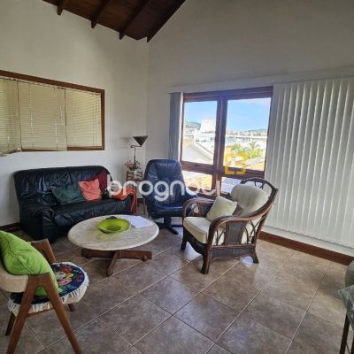 Casa com 233m², 4 quartos (sendo 1 suíte), 2 garagens, no bairro João Paulo em Florianópolis