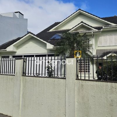 Casa com 233m², 4 quartos (sendo 1 suíte), 2 garagens, no bairro João Paulo em Florianópolis