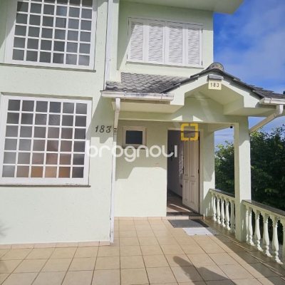 Casa com 233m², 4 quartos (sendo 1 suíte), 2 garagens, no bairro João Paulo em Florianópolis