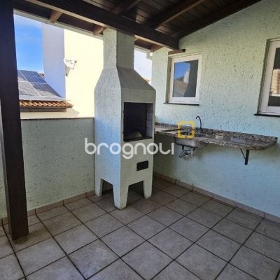 Casa com 233m², 4 quartos (sendo 1 suíte), 2 garagens, no bairro João Paulo em Florianópolis