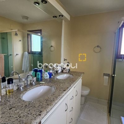 Casa com 233m², 4 quartos (sendo 1 suíte), 2 garagens, no bairro João Paulo em Florianópolis