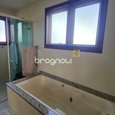 Casa com 233m², 4 quartos (sendo 1 suíte), 2 garagens, no bairro João Paulo em Florianópolis