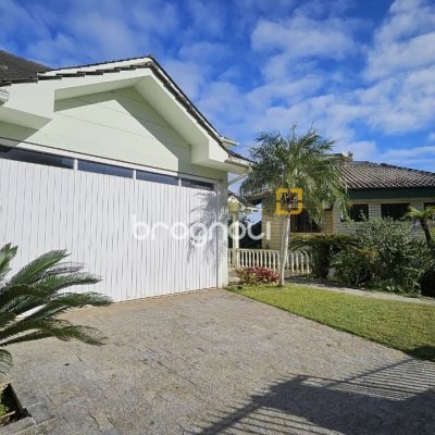Casa com 233m², 4 quartos (sendo 1 suíte), 2 garagens, no bairro João Paulo em Florianópolis
