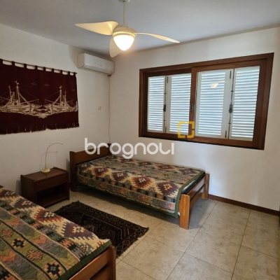 Casa com 233m², 4 quartos (sendo 1 suíte), 2 garagens, no bairro João Paulo em Florianópolis