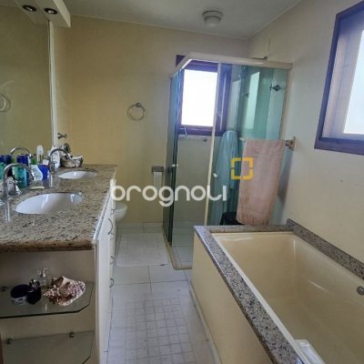 Casa com 233m², 4 quartos (sendo 1 suíte), 2 garagens, no bairro João Paulo em Florianópolis