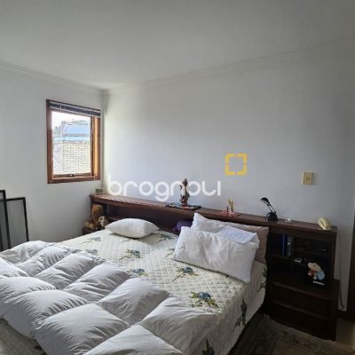 Casa com 233m², 4 quartos (sendo 1 suíte), 2 garagens, no bairro João Paulo em Florianópolis