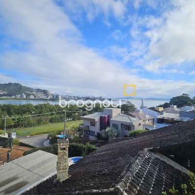 Casa com 233m², 4 quartos (sendo 1 suíte), 2 garagens, no bairro João Paulo em Florianópolis