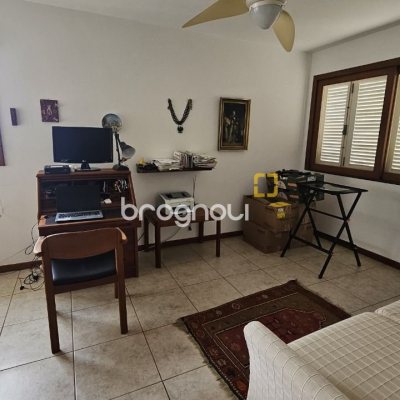 Casa com 233m², 4 quartos (sendo 1 suíte), 2 garagens, no bairro João Paulo em Florianópolis
