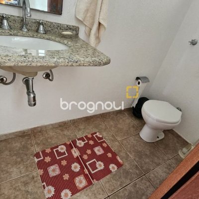 Casa com 233m², 4 quartos (sendo 1 suíte), 2 garagens, no bairro João Paulo em Florianópolis