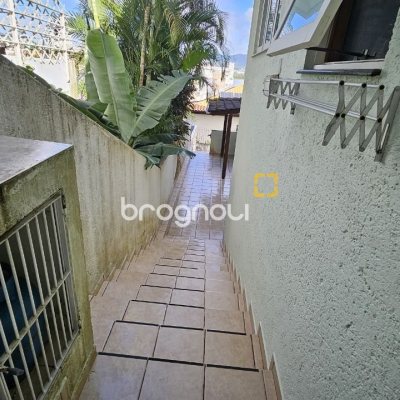 Casa com 233m², 4 quartos (sendo 1 suíte), 2 garagens, no bairro João Paulo em Florianópolis