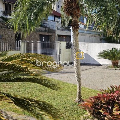 Casa com 233m², 4 quartos (sendo 1 suíte), 2 garagens, no bairro João Paulo em Florianópolis