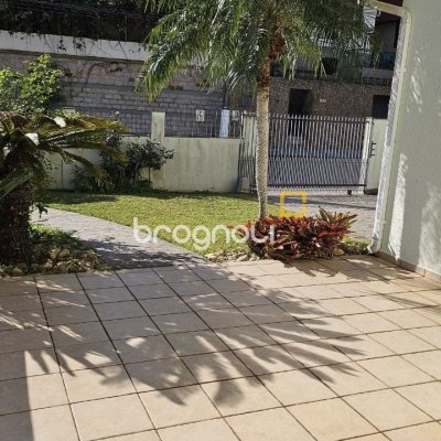 Casa com 233m², 4 quartos (sendo 1 suíte), 2 garagens, no bairro João Paulo em Florianópolis