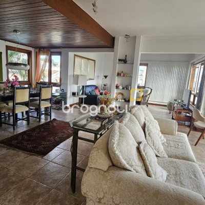 Casa com 233m², 4 quartos (sendo 1 suíte), 2 garagens, no bairro João Paulo em Florianópolis