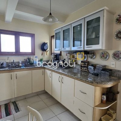 Casa com 233m², 4 quartos (sendo 1 suíte), 2 garagens, no bairro João Paulo em Florianópolis
