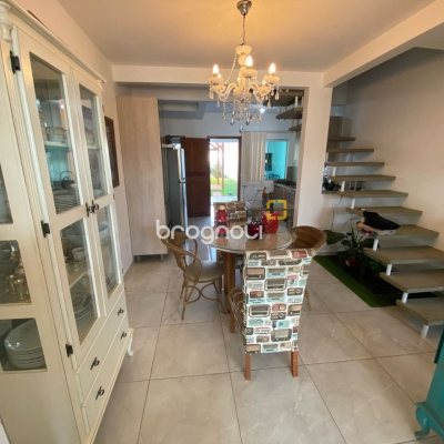 Casa com 91m², 2 quartos (sendo 2 suítes), 2 garagens, no bairro Ingleses em Florianópolis