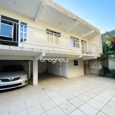 Casa com 225m², 5 quartos (sendo 2 suítes), 4 garagens, no bairro Santinho em Florianópolis
