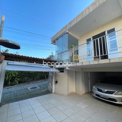 Casa com 225m², 5 quartos (sendo 2 suítes), 4 garagens, no bairro Santinho em Florianópolis