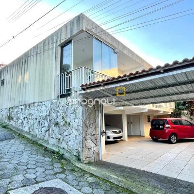 Casa com 225m², 5 quartos (sendo 2 suítes), 4 garagens, no bairro Santinho em Florianópolis