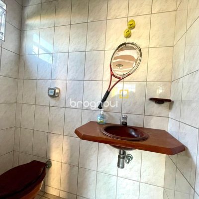 Casa com 225m², 5 quartos (sendo 2 suítes), 4 garagens, no bairro Santinho em Florianópolis