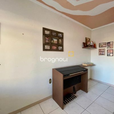 Casa com 225m², 5 quartos (sendo 2 suítes), 4 garagens, no bairro Santinho em Florianópolis