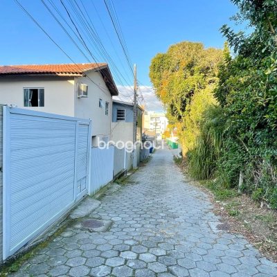 Casa com 225m², 5 quartos (sendo 2 suítes), 4 garagens, no bairro Santinho em Florianópolis