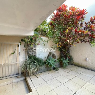 Casa com 225m², 5 quartos (sendo 2 suítes), 4 garagens, no bairro Santinho em Florianópolis