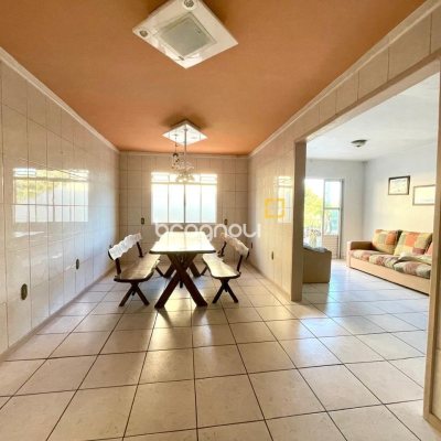 Casa com 225m², 5 quartos (sendo 2 suítes), 4 garagens, no bairro Santinho em Florianópolis