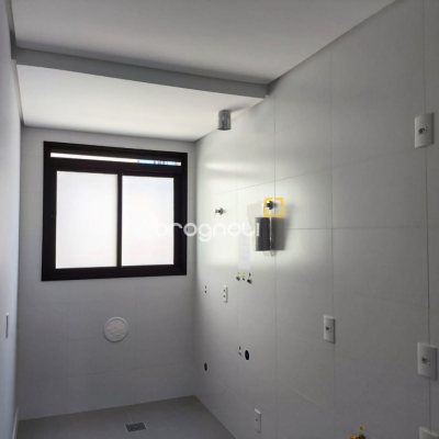 Apartamento com 69m², 2 quartos (sendo 2 suítes), 2 garagens, no bairro Centro em Florianópolis