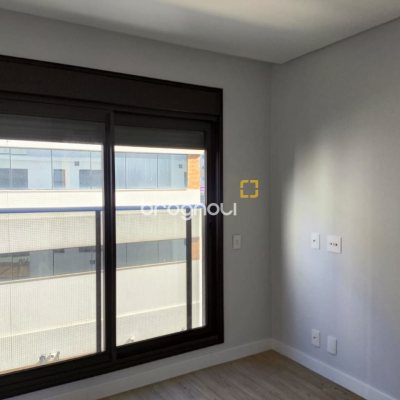 Apartamento com 69m², 2 quartos (sendo 2 suítes), 2 garagens, no bairro Centro em Florianópolis