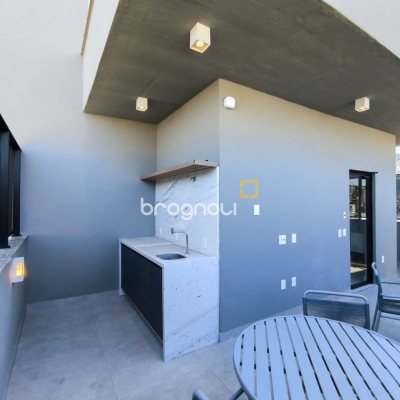 Apartamento com 69m², 2 quartos (sendo 2 suítes), 2 garagens, no bairro Centro em Florianópolis